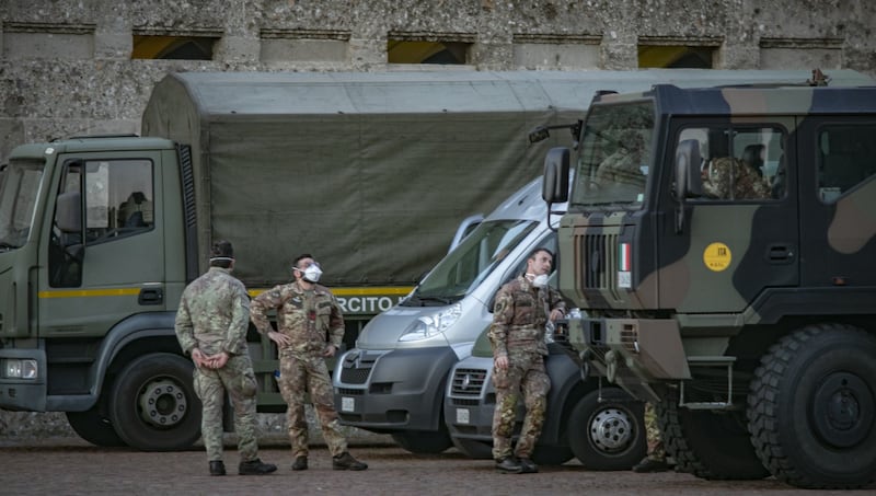 Per spostare le salme dal cimitero di Bergamo arriva l'esercito 5