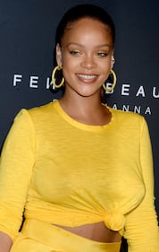 Rihanna bellissima in giallo per il lancio della sua linea Fenty Beauty 5