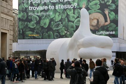 E a Milano spunta un "Like" gigante 2