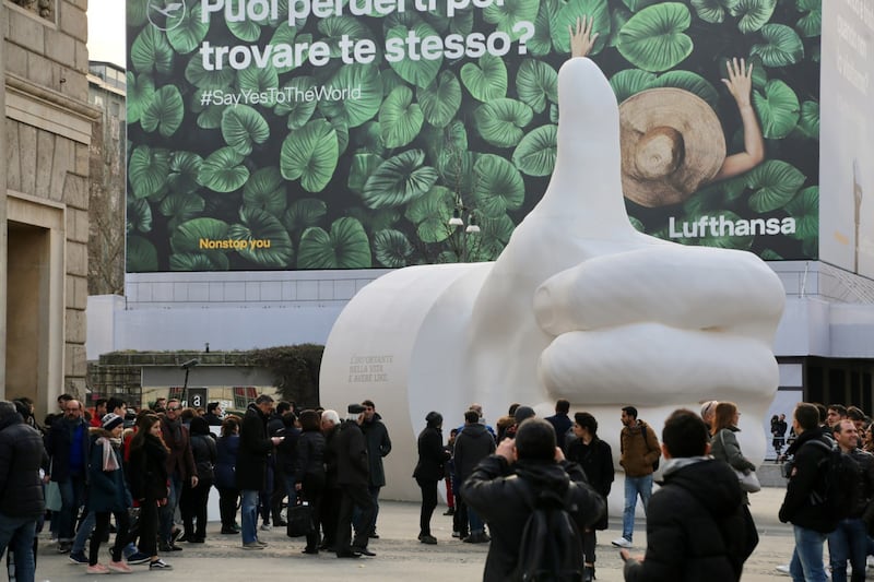 E a Milano spunta un "Like" gigante 2