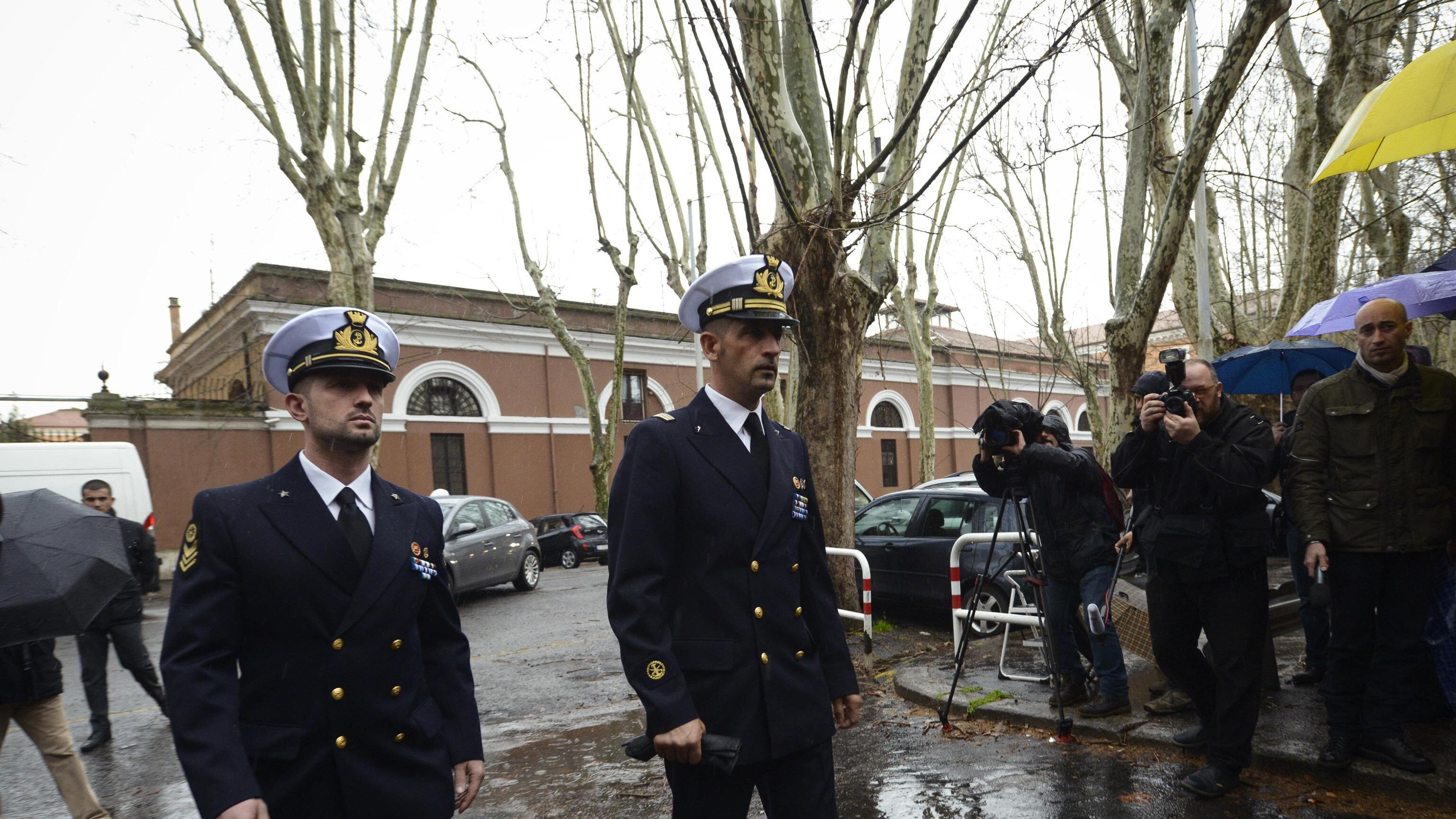 Macché complotti d'India Ci umiliano per i marò e pure per Finmeccanica