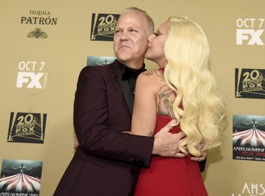Lady Gaga, spacco mozzafiato e baci al fidanzato sul red carpet 20