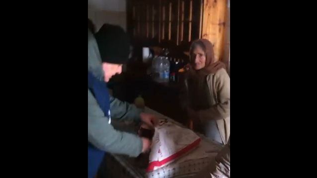 Teramo, la polizia porta i viveri a una donna isolata dalla neve