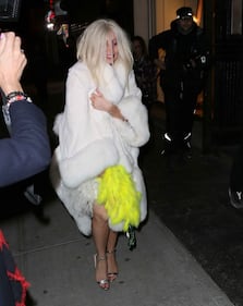 Lady Gaga fuori di seno a New York 10