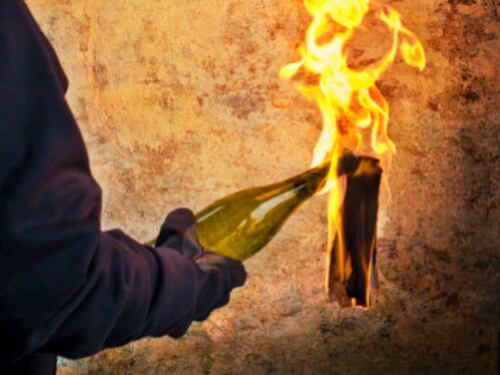 Roma, tira molotov contro i poliziotti: un agente ferito