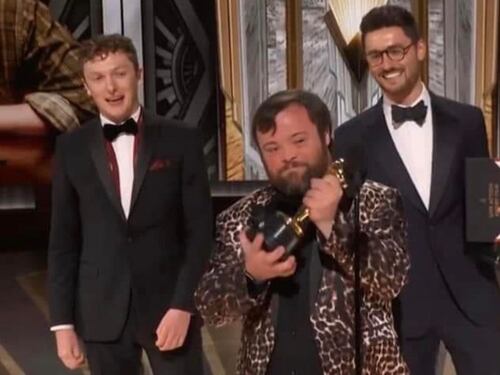 Commozione agli Oscar: il pubblico canta "buon compleanno" a James Martin