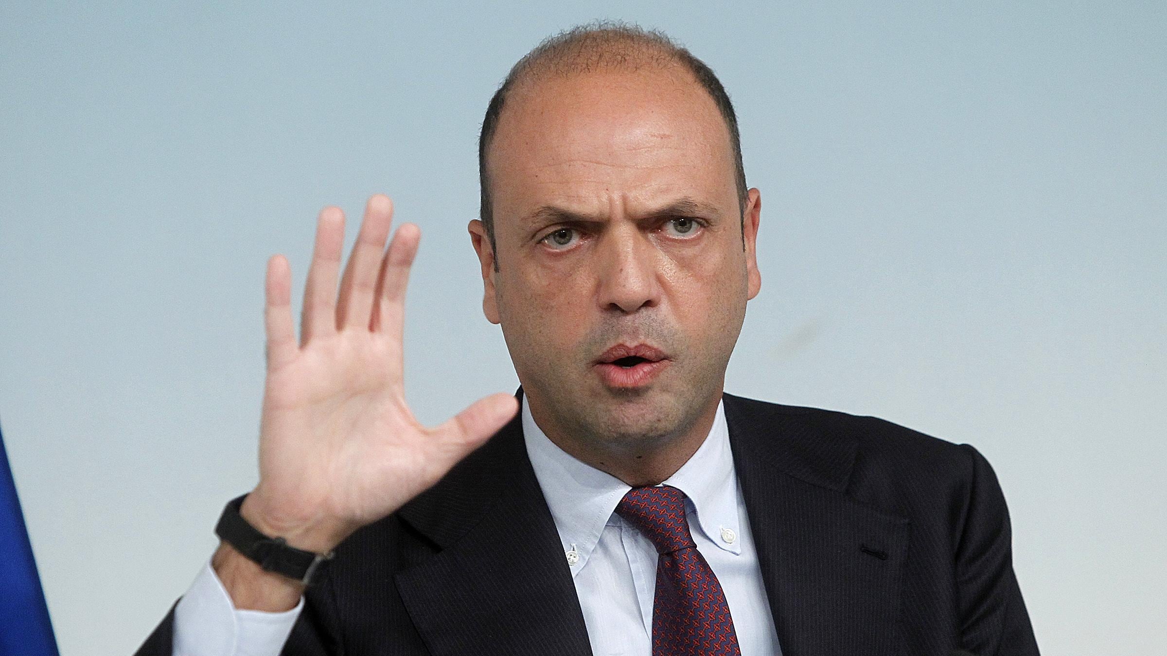 L'ultima follia di Alfano: "Stop alle armi di scena al cinema e in tv"