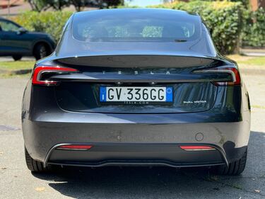 Tesla Model 3 Long Range 2024: guarda la gallery del modello con più autonomia 10
