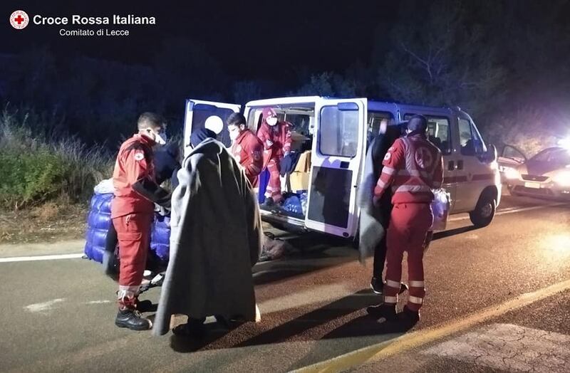 Lecce, i migranti appena soccorsi dalla croce rossa 5