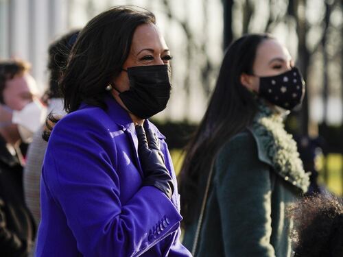 Kamala in viola ruba la scena (e studia da prossimo leader)