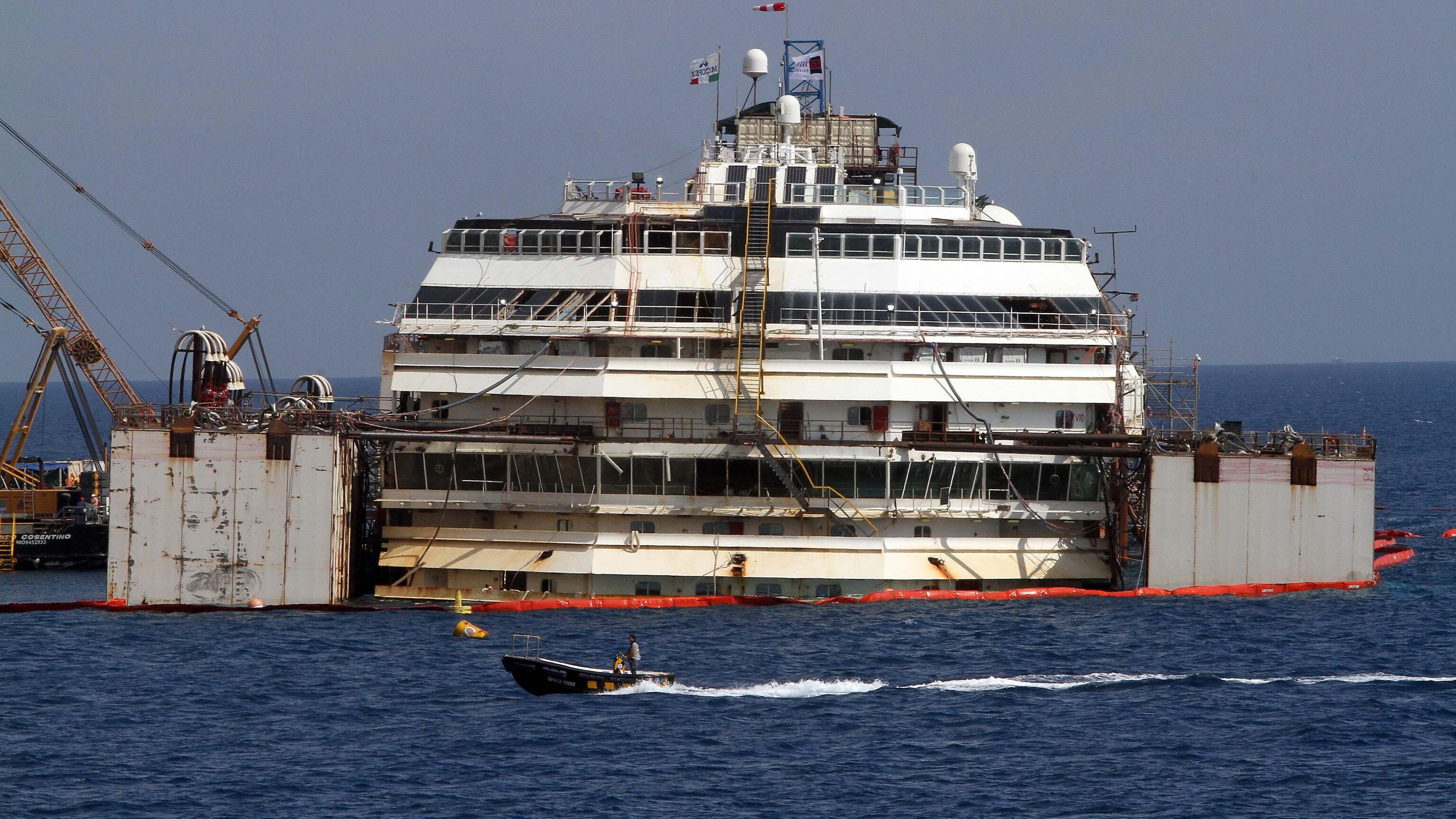 La Concordia torna a galleggiare