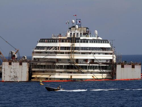 La Concordia torna a galleggiare