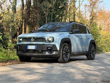 Renault 4 E-Tech: guarda la gallery della nuova proposta francese per la città 17