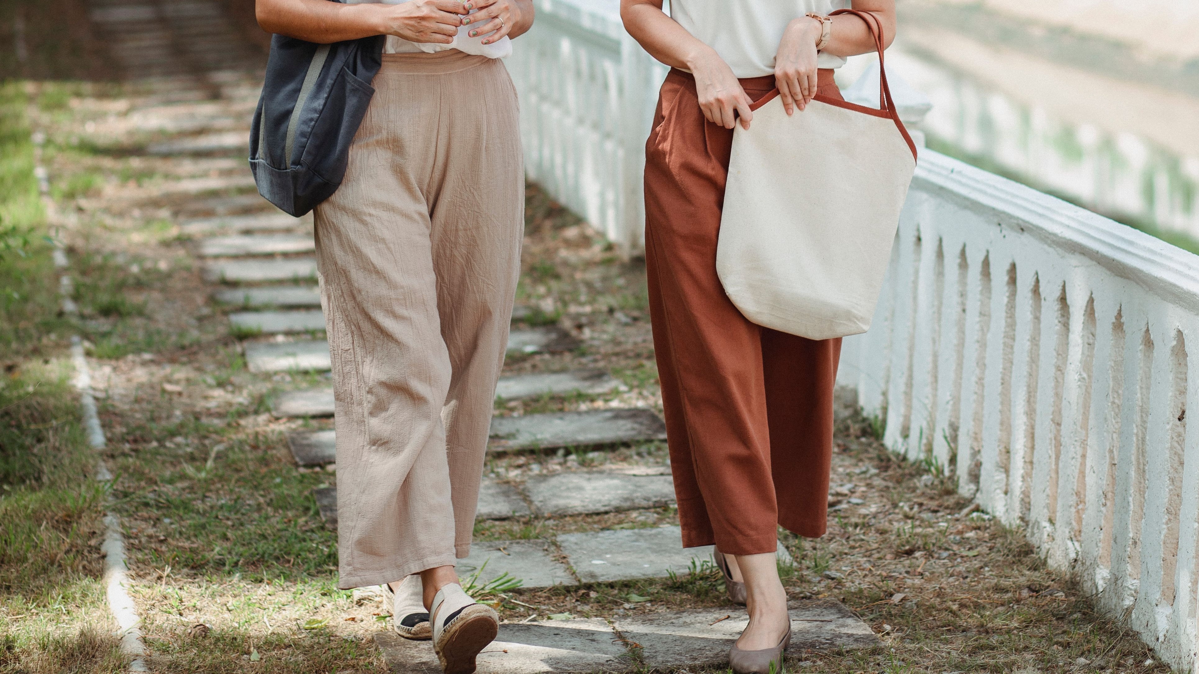 Pantalone palazzo, l'alternativa chic al jeans quando fa troppo caldo: come abbinarlo d'estate