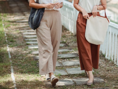 Pantalone palazzo, l'alternativa chic al jeans quando fa troppo caldo: come abbinarlo d'estate