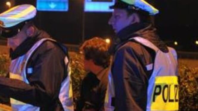 Ubriaco abbatte segnaletica e si capotta. Agli agenti: "Non conosco chi guidava"