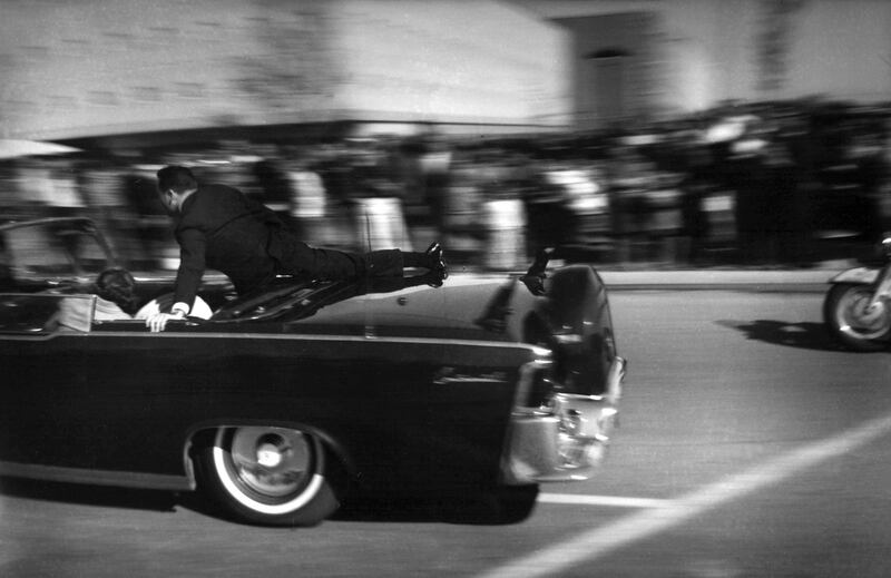 L'auto con a bordo il presidente Kennedy subito dopo lo sparo