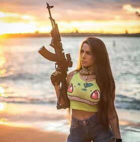 L'ex soldatessa israeliana in pose sexy con le sue armi 10