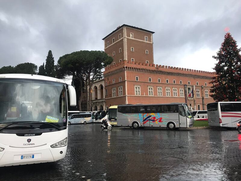 I bus turistici bloccano piazza Venezia 2