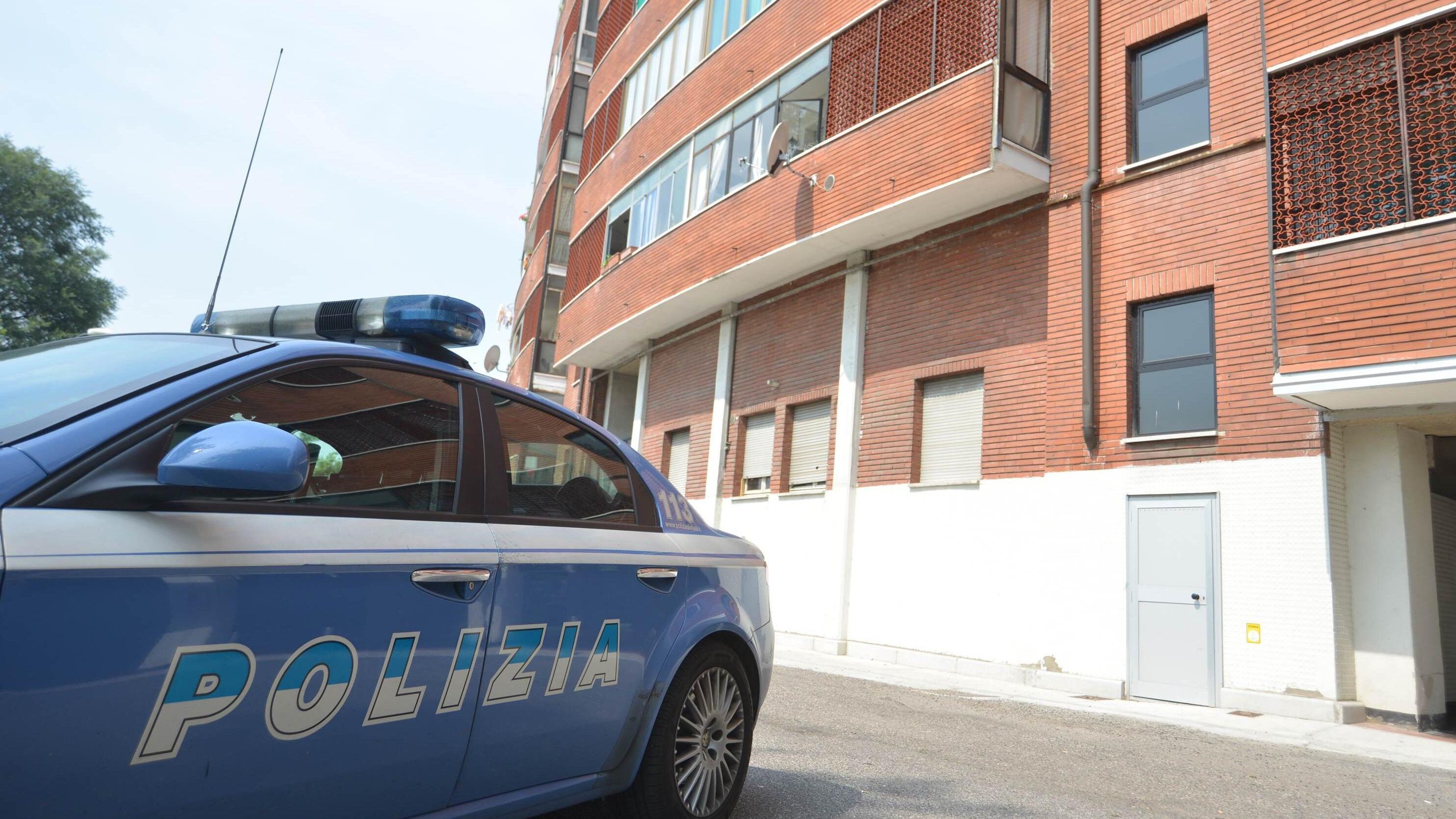 Tenta di annegare il figlio nel lavandino della cucina