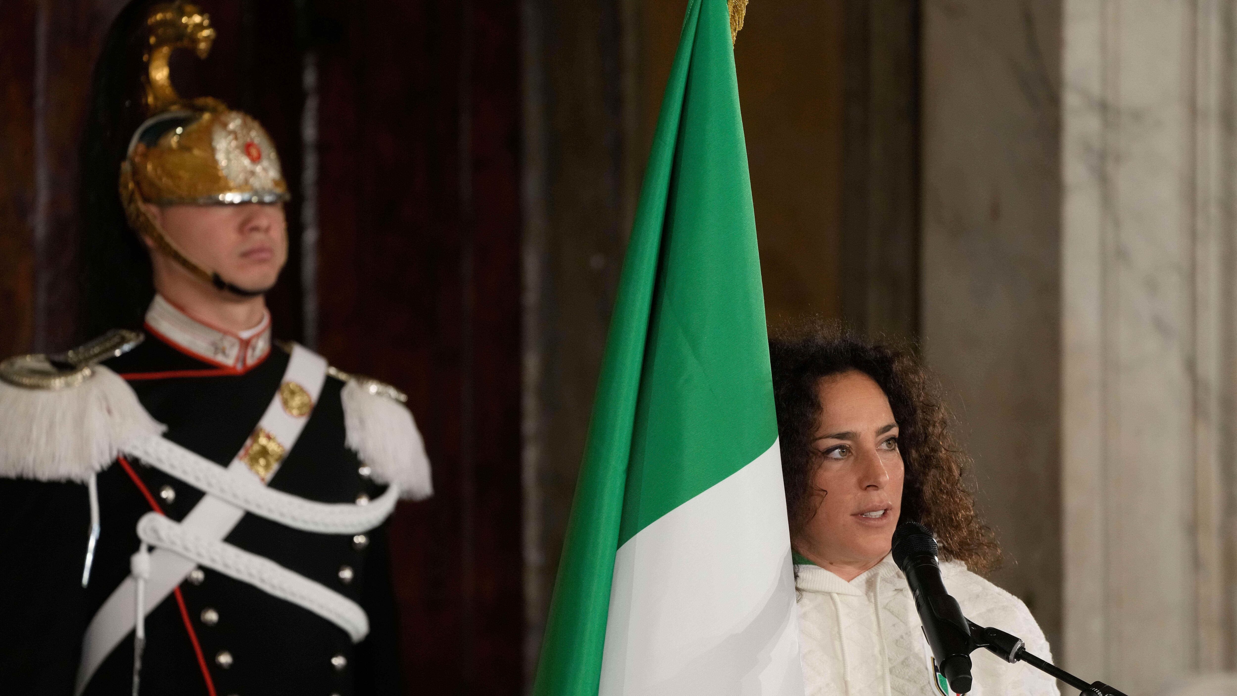 Fede, Sofia e la portabandiera: botta-risposta da eterne rivali