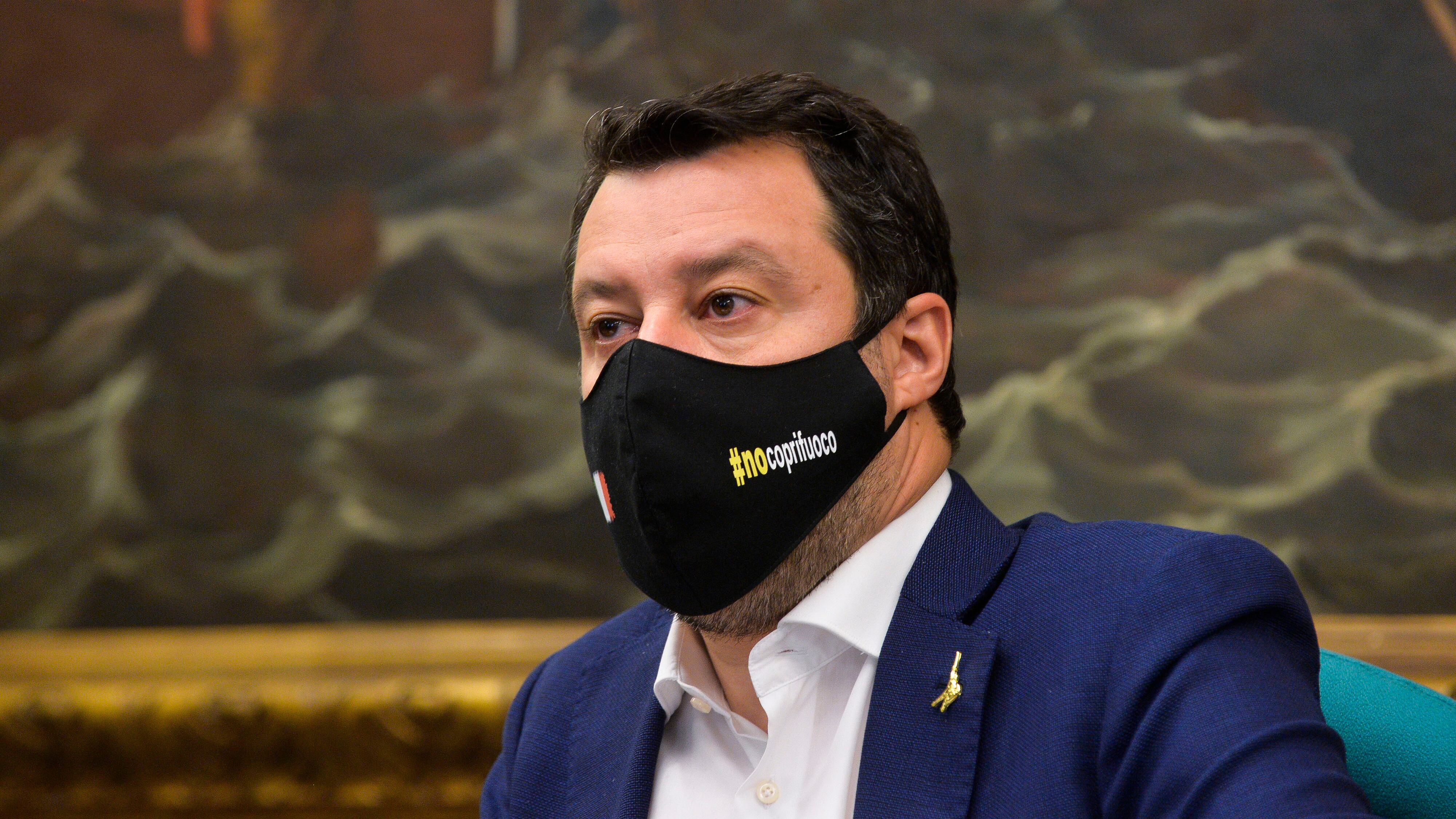 Salvini sfida i chiusuristi: la mossa in Cdm per stanare Speranza
