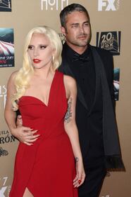 Lady Gaga, spacco mozzafiato e baci al fidanzato sul red carpet 53
