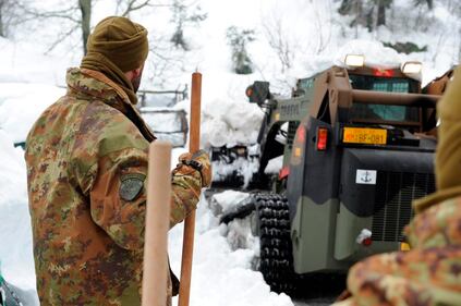 Gli alpini nei paesi isolati dalla neve 13