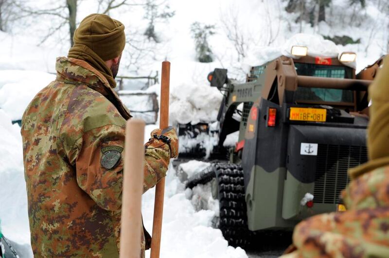 Gli alpini nei paesi isolati dalla neve 13