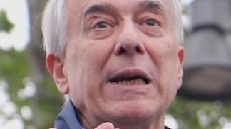 Pisapia come Boldrini vuole cancellare il fascio littorio riemerso alla Darsena La Sovrintendenza: «Non si tocca, resti lì»
