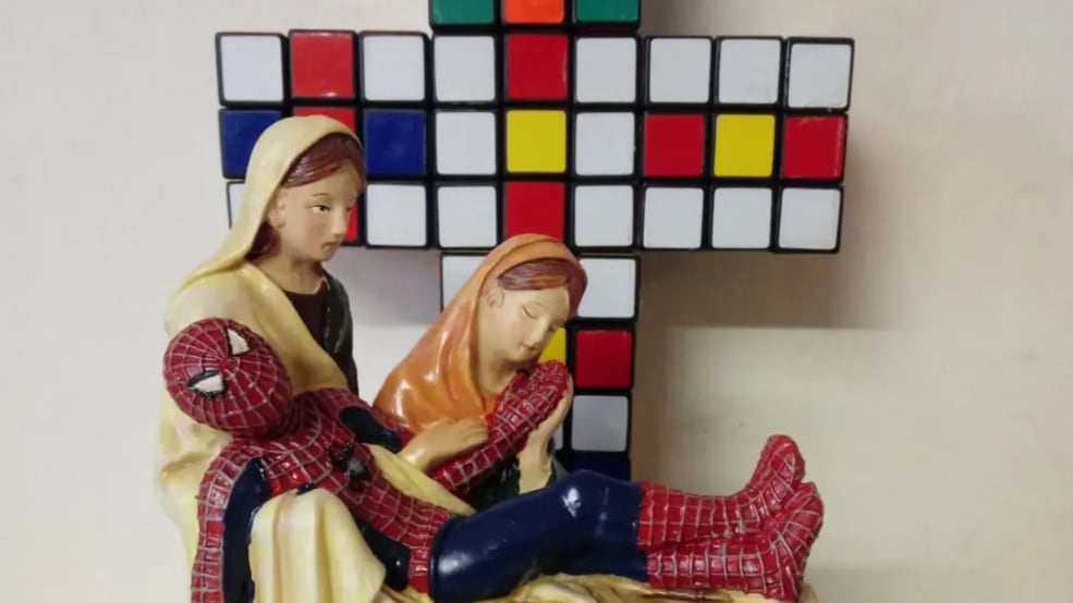 La mostra "blasfema" esposta in chiesa: l'ultima provocazione del prete no global