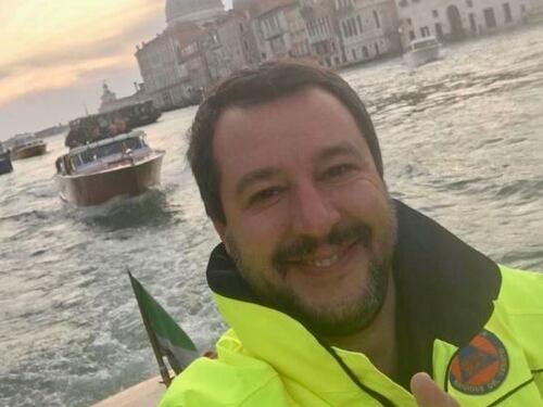 "Il maltempo e sorridi?". Ora gli haters di Salvini lo attaccano per una foto