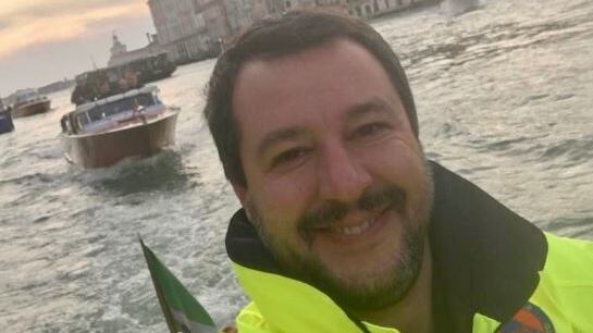 "Il maltempo e sorridi?". Ora gli haters di Salvini lo attaccano per una foto