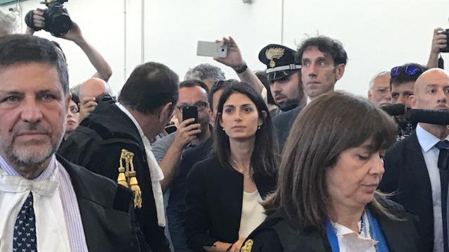 Raggi fa la passerella "giustizialista" in aula: "È gente che ha mortificato la nostra città"