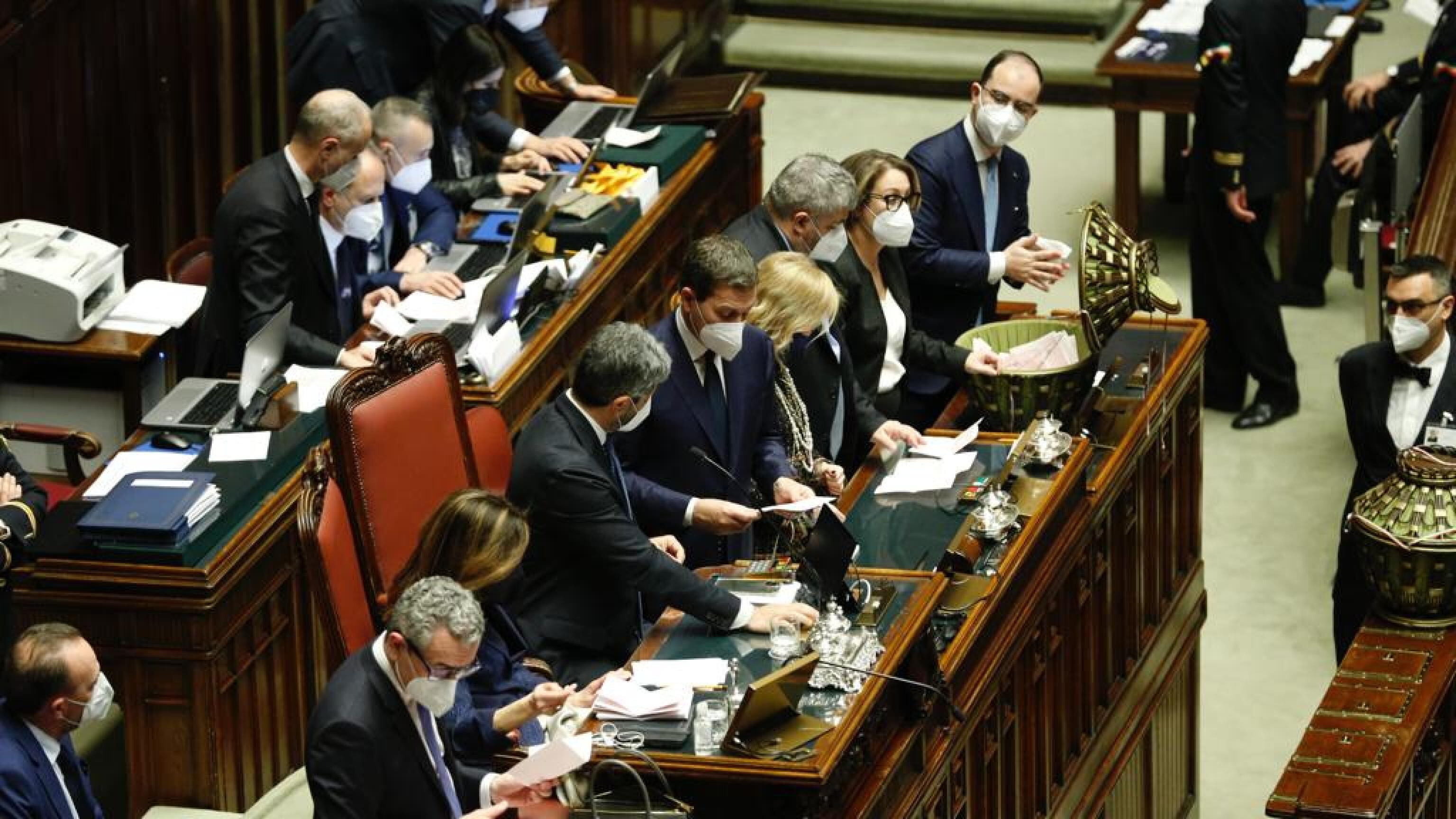 L'appello muto dell'Aula con 166 voti a Mattarella. Manca ancora il nome forte