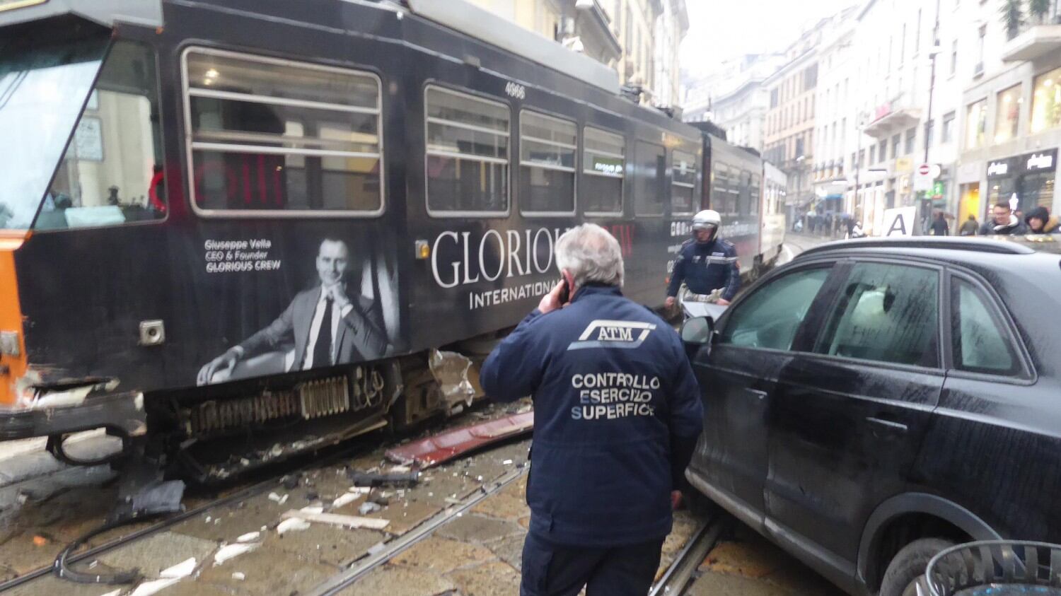Attimi di paura a Milano: auto si scontra con tram, un mezzo deraglia