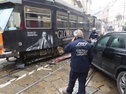 Attimi di paura a Milano: auto si scontra con tram, un mezzo deraglia