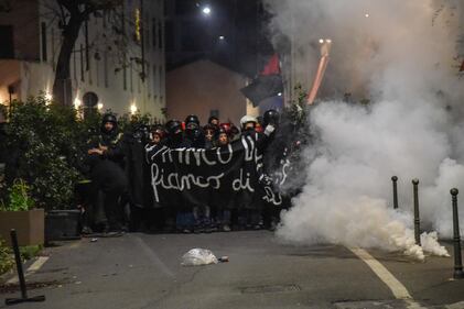 Gli scontri tra anarchici e polizia a Milano per Cospito 2