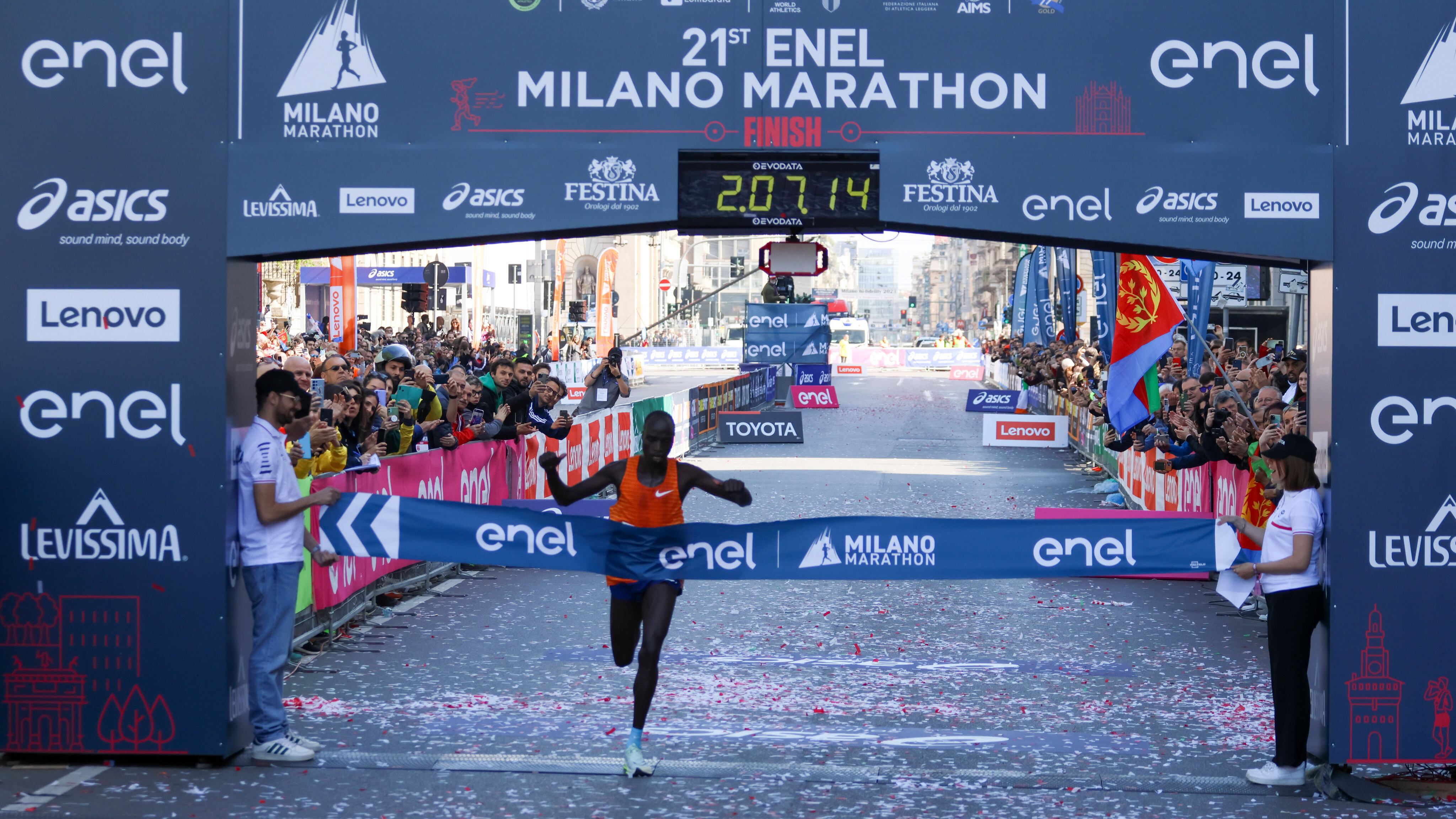 Milano Marathon all'ugandese Kwemoi. Bene Crippa all'esordio. Ha corso anche Renzi
