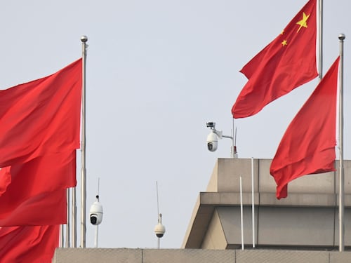Passaporti, spostamenti e relazioni finiscono nel maxi-database: così la Cina sorveglia gli stranieri