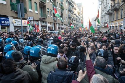 Scontri tra agenti e manifestanti pro-Palestina a Milano 6