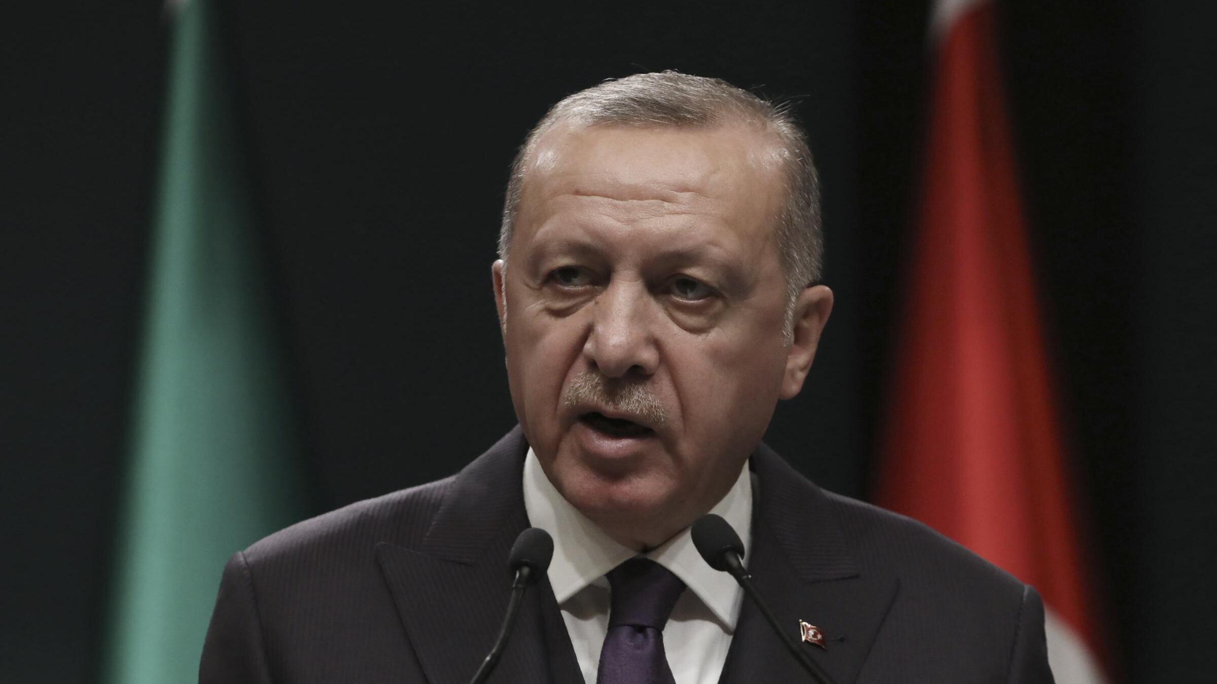Migranti, Erdogan alla Grecia: "Aprite i confini e fateli andare in Europa"