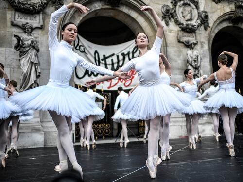 Parigi, le ballerine dell'Opera protestano contro Macron e la riforma delle pensioni