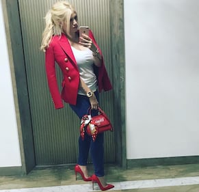 Wanda Nara hot, legge e mostra il lato b 27