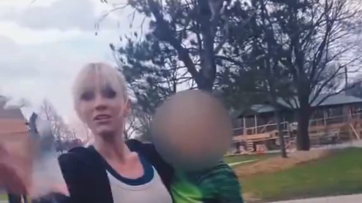 Chiama un bimbo "neg…". Minacciata, chiede fondi online: la cifra folle che ha incassato