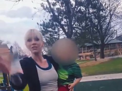 Chiama un bimbo "neg…". Minacciata, chiede fondi online: la cifra folle che ha incassato