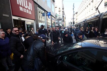 Auto blocca tram, la gente la sposta con forza 13