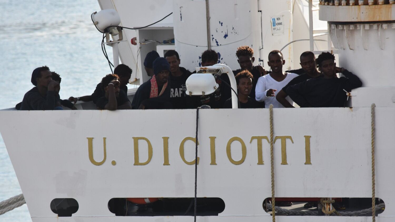 Migranti, la fuga continua. L'Ue: "Dovevate trattenerli"