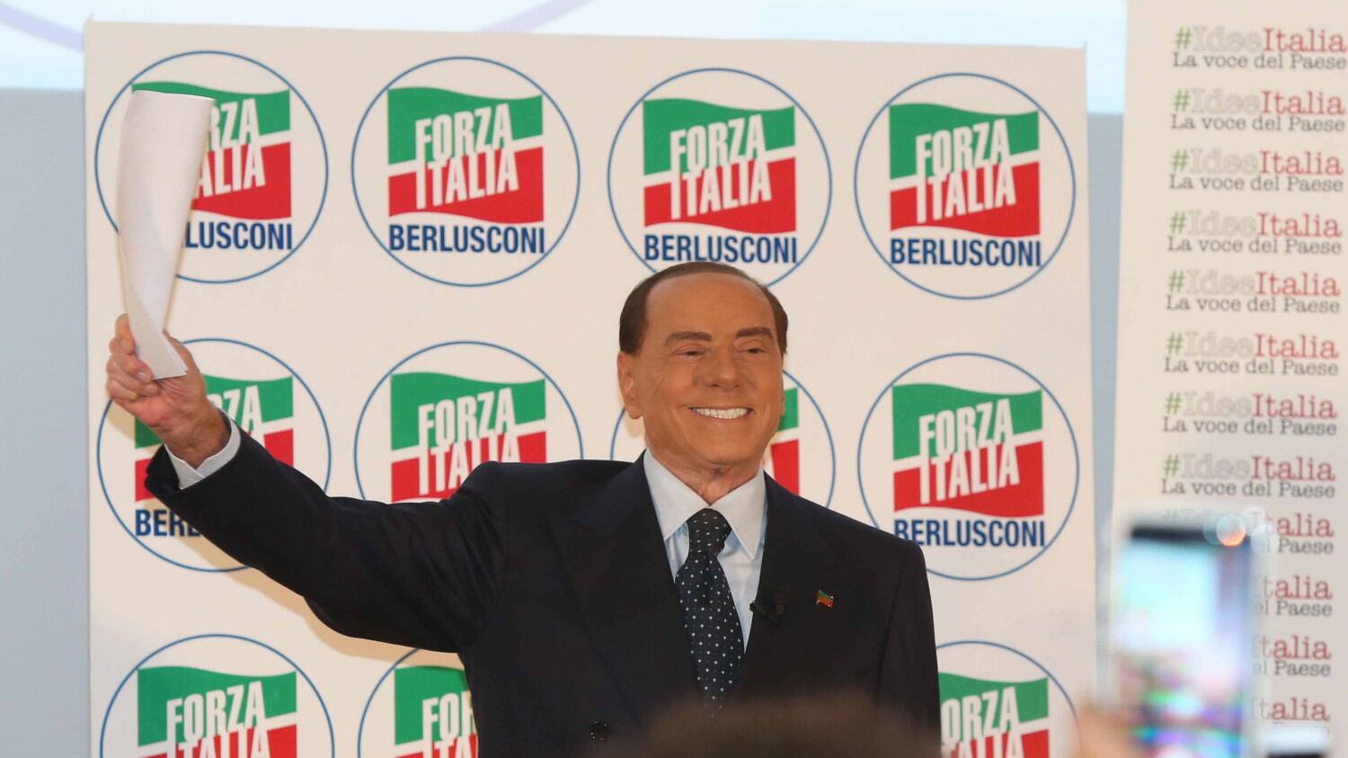 Soffia il vento di centrodestra. Quella fila per salire sul carro