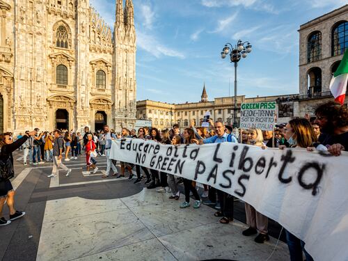 Primi arresti per gli scontri anti pass. Consigli dal sito No Vax: in fin di vita